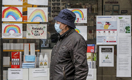 Un hombre con mascarilla pasa junto a una farmacia | Rober Solsona / Europa Press