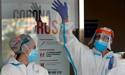 Personal sanitario del Hospital del Henares en Coslada, Madrid, agradecen los aplausos | EFE