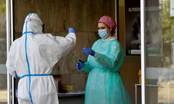 Sanitarios manejando muestras. | EFE