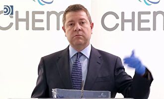 Page anuncia que cada domicilio de C-LM recibirá un sobre con cinco mascarillas quirúrgicas