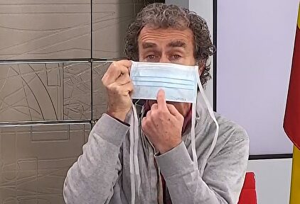 Fernando Simón, explicando cómo ha de ponerse una mascarilla | EFE