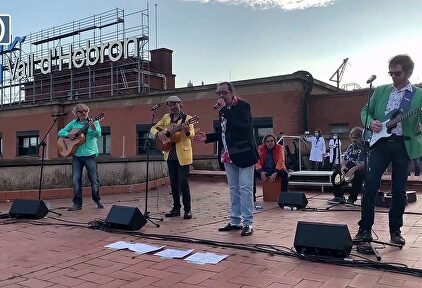 Los Manolos homenajean a los sanitarios en la azotea del Hospital de la Vall d'Hebron