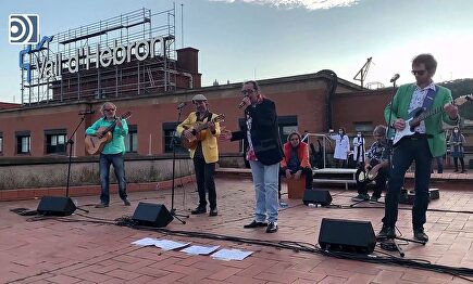 Los Manolos homenajean a los sanitarios en la azotea del Hospital de la Vall d'Hebron