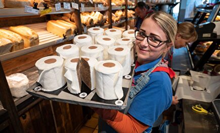 Tartas con forma de papel higiénico debido al furor de este producto | Cordon Press