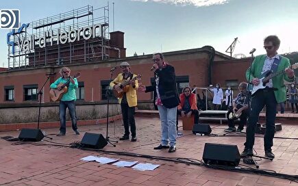 Los Manolos homenajean a los sanitarios en la azotea del Hospital de la Vall d'Hebron
