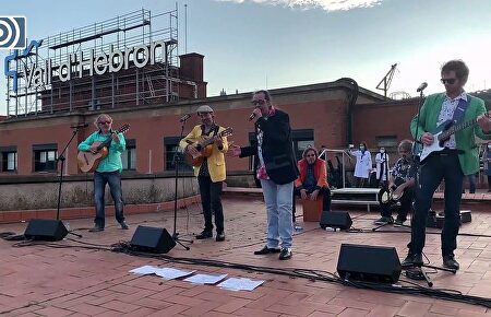 Los Manolos homenajean a los sanitarios en la azotea del Hospital de la Vall d'Hebron