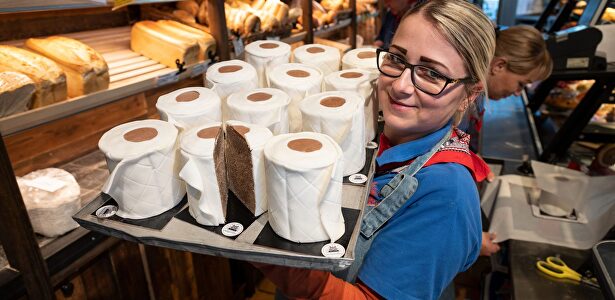 Tartas con forma de papel higiénico debido al furor de este producto | Cordon Press
