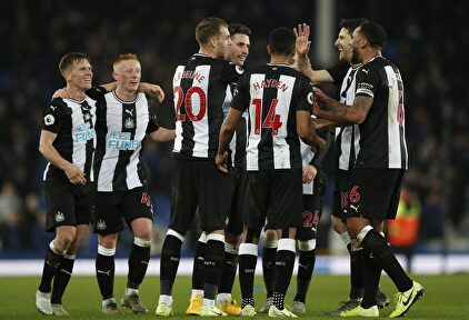 Los jugadores del Newcastle celebran un gol en un partido de la Premier League contra el Everton. | Cordon Press
