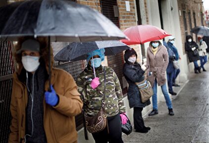 Ciudadanos esperan para realizarse una prueba de coronavirus en un centro de salud en Nueva York. | EFE