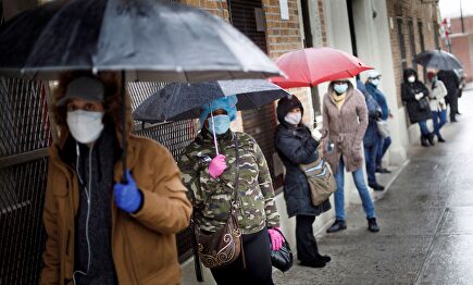 Ciudadanos esperan para realizarse una prueba de coronavirus en un centro de salud en Nueva York. | EFE