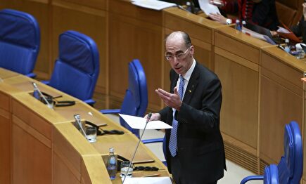 El conselleiro de Sanidade, Jesús Vázquez Almuiña, en el pleno | Xunta de Galicia