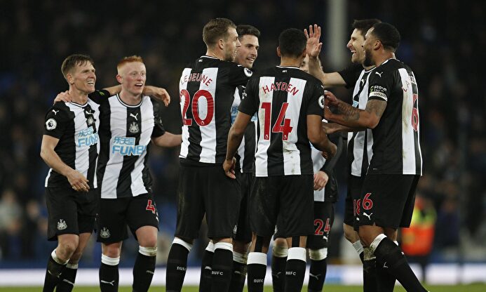 Los jugadores del Newcastle celebran un gol en un partido de la Premier League contra el Everton. | Cordon Press