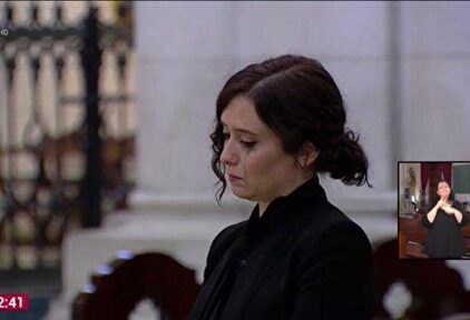 Díaz Ayuso rompe a llorar en La Almudena por los fallecidos por el coronavirus