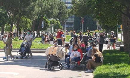 Parque abarrotado en el primer día de desconfinamiento de los menores. | Twitter