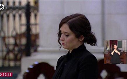 Díaz Ayuso rompe a llorar en La Almudena por los fallecidos por el coronavirus