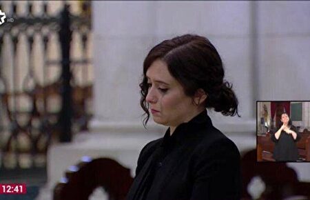 Díaz Ayuso rompe a llorar en La Almudena por los fallecidos por el coronavirus