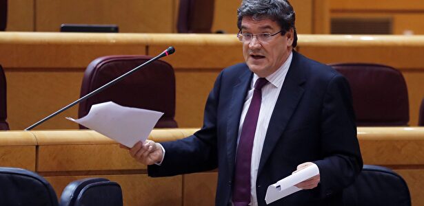 El ministro de Inclusión, Seguridad Social y Migraciones, José Luis Escrivá, el pasado martes, en el Senado. | EFE/ Chema Moya / POOL