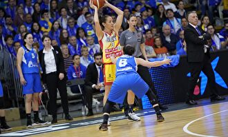 Laia Palau, con el balón, busca un pase ante Silvia Domínguez en la última final de la Copa de la Reina | NPhoto-Alberto Nevado-FEB