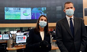 Los Reyes visitan la sede de Emergencias 112 en Madrid