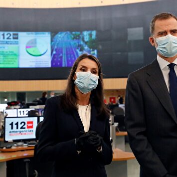 Los Reyes visitan la sede de Emergencias 112 en Madrid