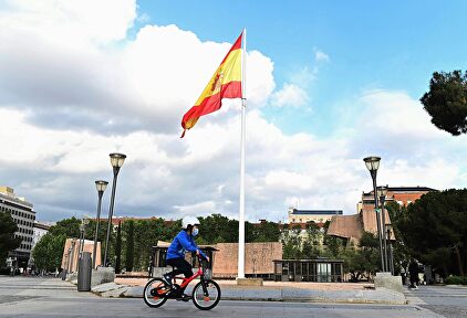 Un niño monta en bicicleta en la Plaza de Colón de Madrid. | EFE