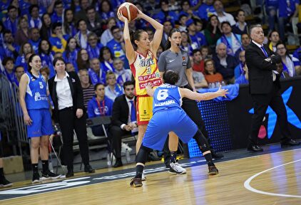 Laia Palau, con el balón, busca un pase ante Silvia Domínguez en la última final de la Copa de la Reina | NPhoto-Alberto Nevado-FEB