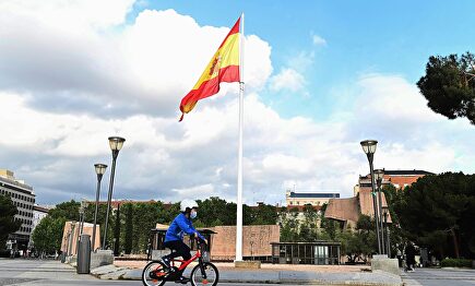 Un niño monta en bicicleta en la Plaza de Colón de Madrid. | EFE