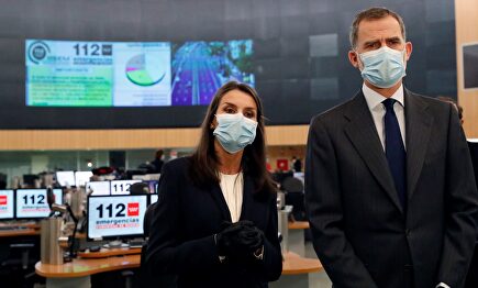 Los Reyes visitan la sede de Emergencias 112 en Madrid
