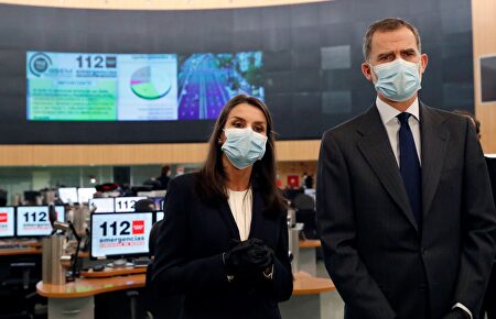 Los Reyes visitan la sede de Emergencias 112 en Madrid
