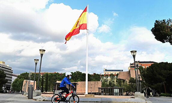Un niño monta en bicicleta en la Plaza de Colón de Madrid. | EFE