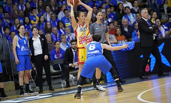 Laia Palau, con el balón, busca un pase ante Silvia Domínguez en la última final de la Copa de la Reina | NPhoto-Alberto Nevado-FEB