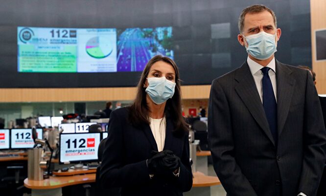 Los Reyes visitan la sede de Emergencias 112 en Madrid