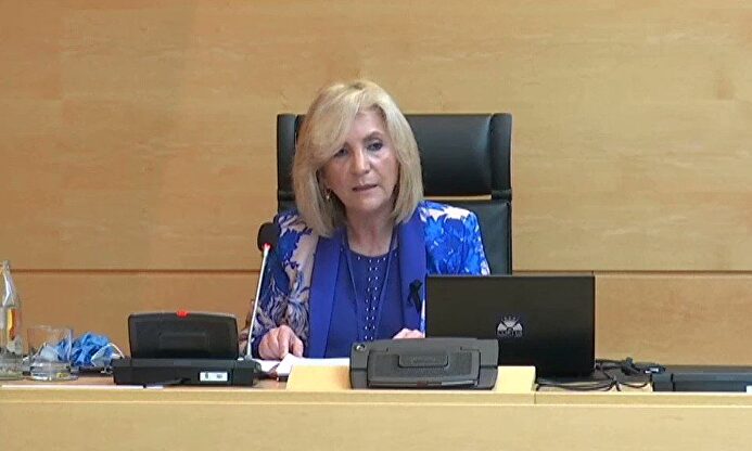 La consejera de sanidad de Castilla y León se derrumba y rompe a llorar al hablar de los sanitarios muertos