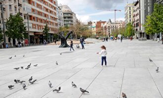 Una niña camina este lunes por la plaza de Felipe II en Madrid. | EFE