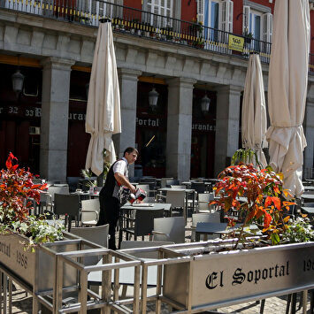 Un camarero en la Plaza Mayor de Madrid | Europa Press