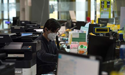 Varios funcionarios trabajan en la oficina de Correos. | EFE