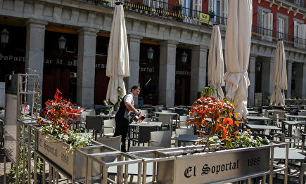Un camarero en la Plaza Mayor de Madrid | Europa Press