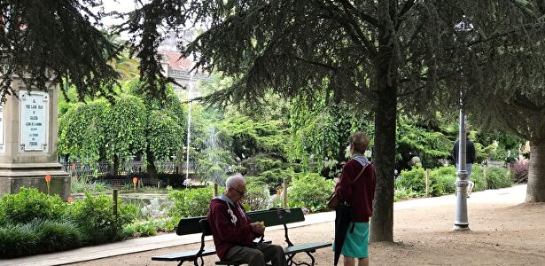 Pensionistas en alameda de Santiago de Compostela | Europa Press - Archivo