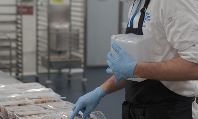 Voluntarios colaboran con la campaña solidaria de emergencia en favor de los Bancos de Alimentos | Fundación la Caixa