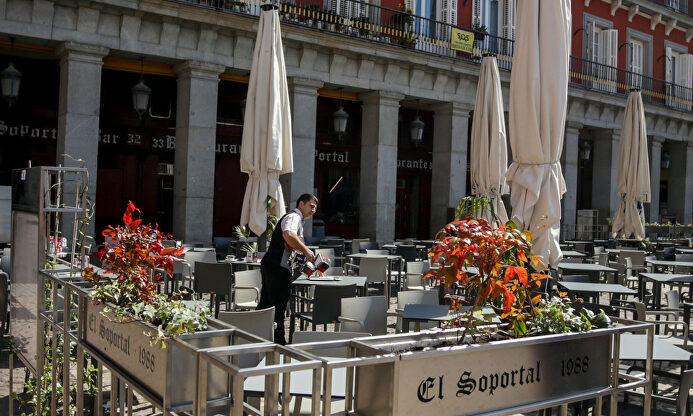 Camarero en la Plaza Mayor | Europa Press
