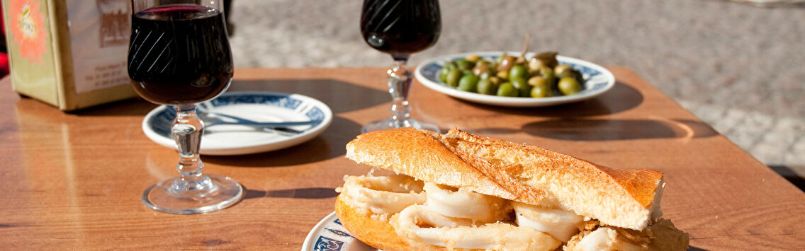 Bocadillo de calamares en una terraza de la Plaza Mayor | Alamy