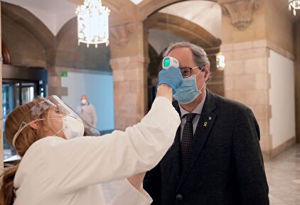 Toman la temperatura a Quim Torra antes de entrar en el Parlamento de Cataluña. | EFE