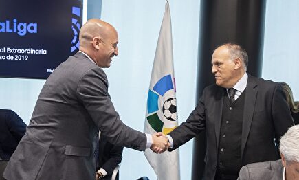 Luis Rubiales, presidente de la Real Federación Española de Fútbol, con el presidente de LaLiga, Javier Tebas. | LaLiga