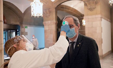 Toman la temperatura a Quim Torra antes de entrar en el Parlamento de Cataluña. | EFE