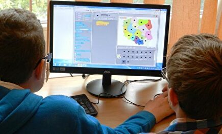 Dos niños estudían con un ordenador | Junta de Andalucía