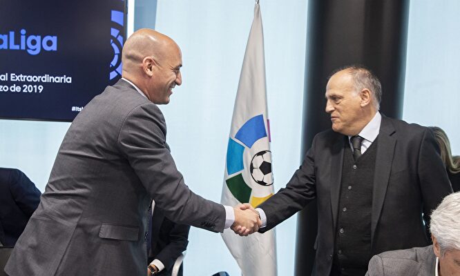 Luis Rubiales, presidente de la Real Federación Española de Fútbol, con el presidente de LaLiga, Javier Tebas. | LaLiga