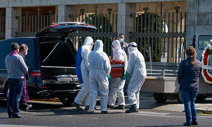 Entierro en el cementerio de Ávila durante la epidemia del coronavirus. | EFE