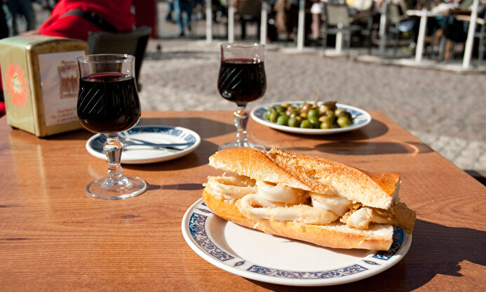 Bocadillo de calamares en una terraza de la Plaza Mayor | Alamy