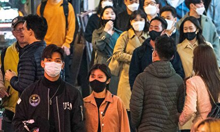 Ciudadanos paseando por Seúl el pasado viernes | Cordon Press