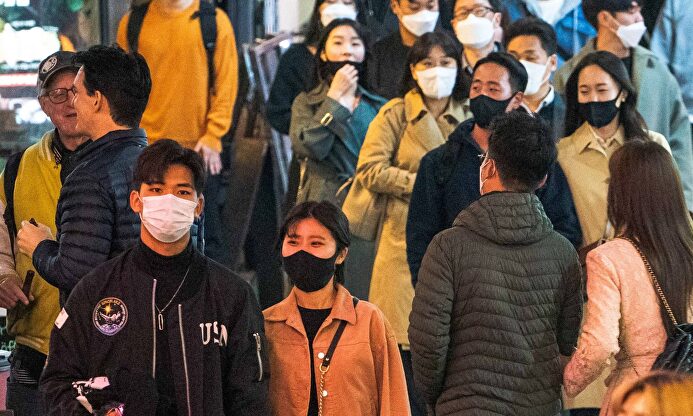 Ciudadanos paseando por Seúl el pasado viernes | Cordon Press